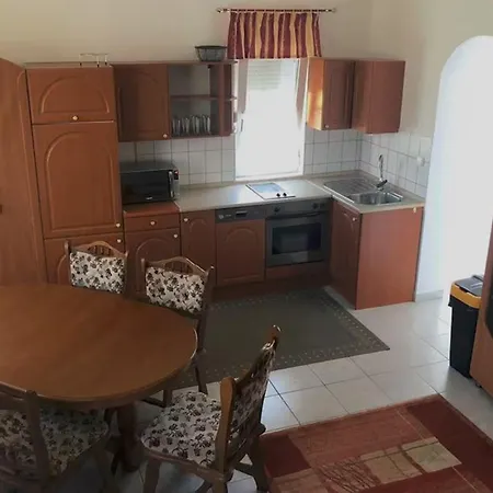 Apartment 3 Szobas Kert Es Suetoegetesi Lehetoseg